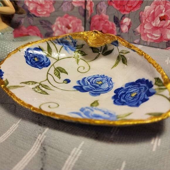 DECOUPAGE CLAM SHELL DECOUPAGE BLUE FLOWERS ON A CLAM SHELL TRINKET DISH - Picture 9 of 12